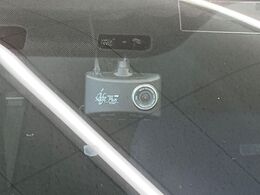 【ドライブレコーダー】安心・安全なカーライフに必須のドライブレコーダーを装備！走行中はもちろん、あおり運転や事故に遭遇した際の状況も映像で記録し、万一のリスクに備えます。