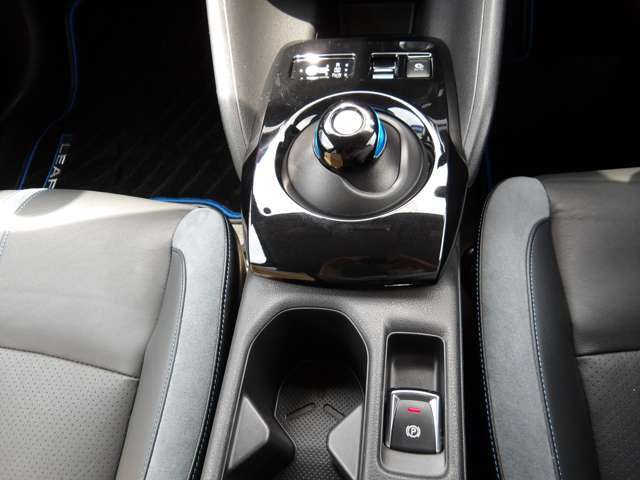 オートブレーキホールド。信号待ちなどの停車時に、ブレーキペダルを不に続けなくていなくても自動的にブレーキ力がキープされる機能です。アクセルペダルを踏めば、ブレーキが解除され発進が可能です。