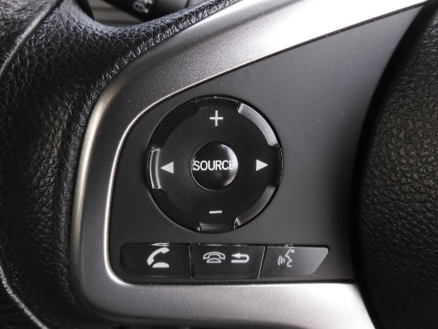 ハンドルの左には便利なオーディオコントロールスイッチを装備してますので、運転中でも視線を下げることなく音量調整とチャンネルやオーディオソースの切替が安全にできます。