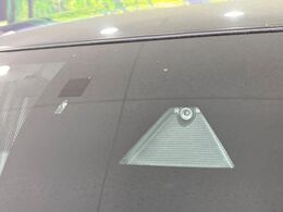【スマートブレーキサポート】走行中に前方の車両等を認識し、衝突しそうな時は警報とブレーキで衝突回避と被害軽減をアシスト。より安全にドライブをお楽しみいただけます。