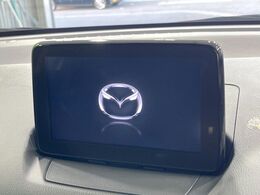 【マツダコネクトナビ】車内の雰囲気にマッチした一体型タイプのナビ。各種車輌設定やBluetooth再生等、様々な機能が楽しめます。直感的なダイヤル操作が可能で、使い勝手も良好です。