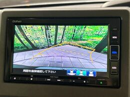 【バックカメラ】駐車時に後方がリアルタイム映像で確認できます。大型商業施設や立体駐車場での駐車時や、夜間のバック時に大活躍！運転スキルに関わらず、今や必須となった装備のひとつです！