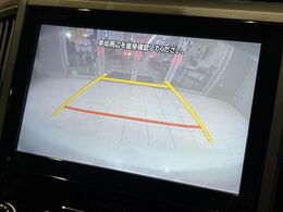 【バックカメラ】駐車時に後方がリアルタイム映像で確認できます。大型商業施設や立体駐車場での駐車時や、夜間のバック時に大活躍！運転スキルに関わらず、今や必須となった装備のひとつです！