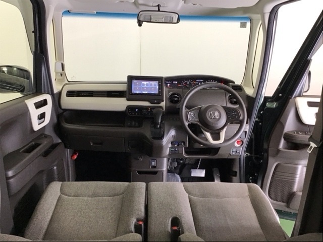 パーキングブレーキはフット式なので運転席と助手席の間はすっきり、移動も楽々です。さっと手が届く位置にATセレクトレバーやエアコンスイッチなどがあり操作性に優れています