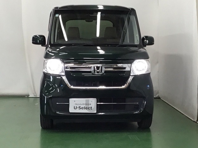 LEDヘッドライトを装備しています。LEDヘッドライトはとても明るく、雨の日や夜間走行も安全・安心です。オートライトコントロール付きで周囲の明るさに応じて自動で点灯・消灯します