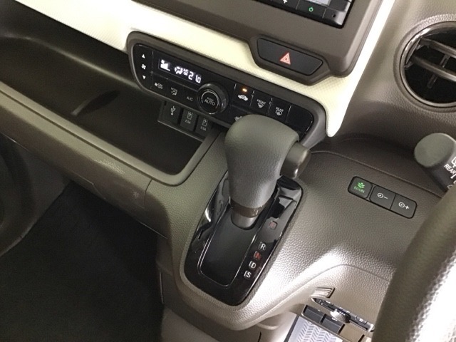 発進時から滑らかに加速する無段階変速のCVTはストップ/ゴーの多い街の中も快適です
