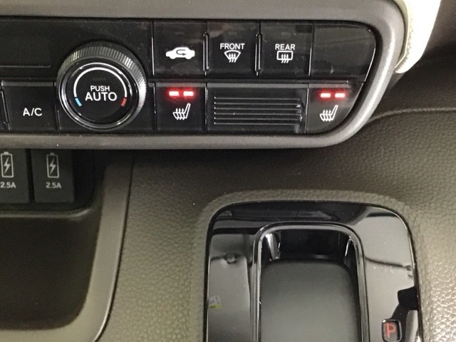 運転席/助手席シートヒーターで寒い日もすぐに温かくなり快適に過ごせます。2段階の温度調整が可能です