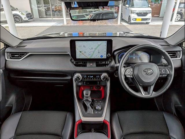 コックピット。車内もキレイで嫌な臭いもありません！ご納車後の臭いが付きにくくなる「空気触媒コーティング」もあります。