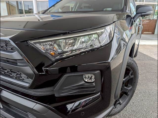 先進のLEDヘッドライトを装備。視認性と明るさが向上しより、安全運転をお楽しみいただけます。
