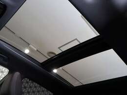 必須メーカーオプションといっても過言では無いと思います！！パノラマサンルーフももちろん装備しています☆