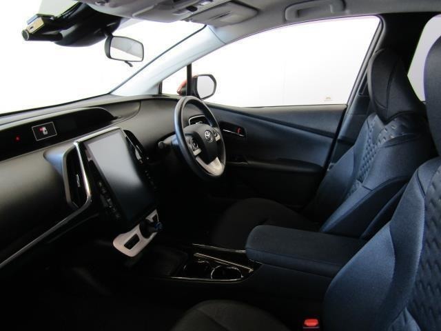 運転席・助手席シートにはシートヒーターも装備されています。また、ドリンクホルダーや小物入れなど使い勝手の良い位置に配置されています。