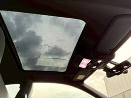 サンルーフ備わっている為開放的なドライブが可能です！