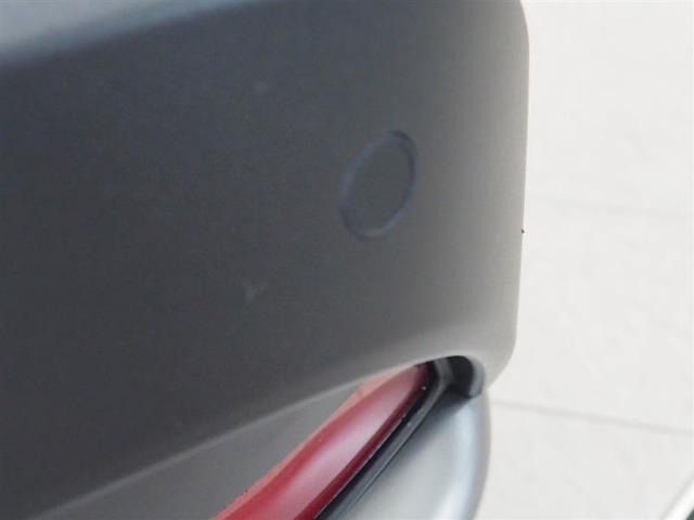 コーナーセンサーを車の前後に装備。障害物までの距離に応じて警告音を変えてお知らせ。縦列駐車時や駐車場・車庫などでの取り回しをサポートします。詳細は販売店スタッフまでおたずねください。