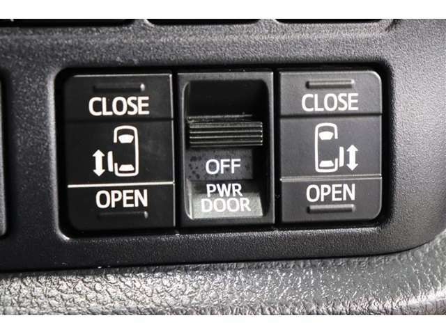 スライドドアの開閉は、ドアハンドルはもちろん運転席からのスイッチ操作でも可能です。お子様の送迎時の乗り降りも一段と楽になります。