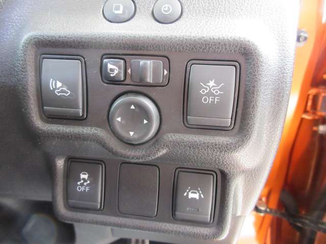 ★衝突軽減装置・車線逸脱装置・横滑り防止機構が装備されております。