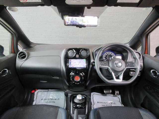 ★インパネ廻りの写真です。フロアーCVTですので、操作がしやすいです。純正ナビ付きですので、ドライブやご旅行にとても便利です。