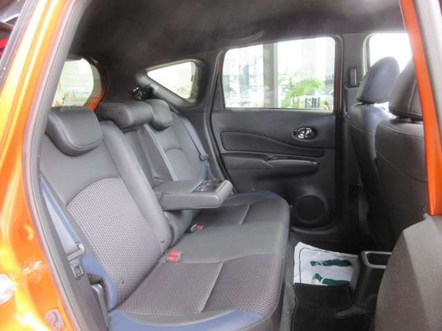 ★リヤシートです。ドアが大きめに開きますので、乗り降りがしやすく足元は広々としております。