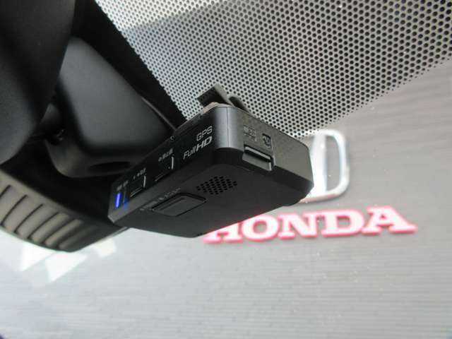 ★最近何かと話題のドライブレコーダーが装備されております。