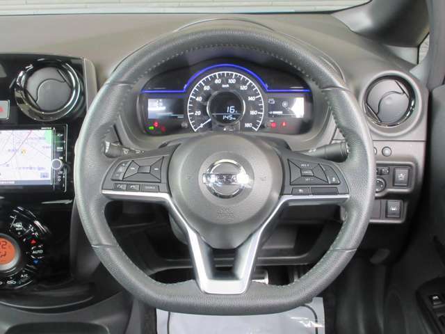 ★ステアリングになります。左側にはオーディオコントロールスイッチ、右側にはクルーズコントロールスイッチがございます。