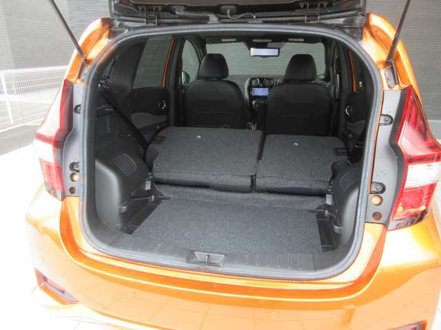 ★リヤシートの背もたれを左右倒しますと大きなスペースが確保出来ます。