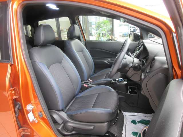 ★フロントシートです。運転席には座面の上下調節が可能なハイトアジャスターが装備されております。車内にタバコ臭のように嫌な臭いも無く綺麗な状態です。