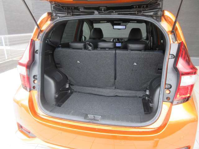 ★ラゲッジルームです。バックドアが大きく開きますので、お荷物の出し入れが楽々です。