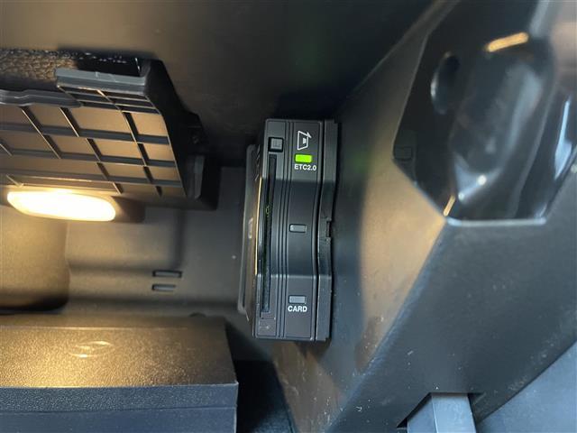 【ETC】有料道路を利用する際に料金所で停止することなく通過できる、ETC車載器（ノンストップ自動料金収受システム機器）が装備されています。セットアップを行うことで利用可能になります。