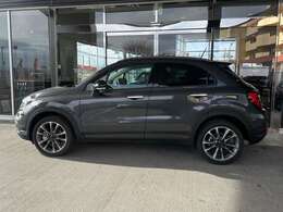 フィアットならではのデザイン性とSUVならではの利便性をたっぷり搭載したモデルが500Xです。