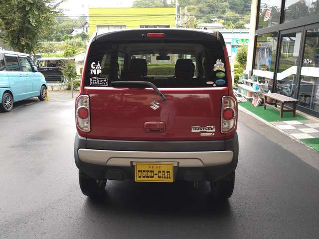 スモークガラス越しでも明るくハッキリと点灯して後続車にブレーキングを伝えるハイマウントストップランプ＆リヤワイパー付きです。