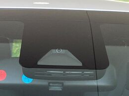 【トヨタセーフティセンス】走行中に前方の車両等を認識し、衝突しそうな時は警報とブレーキで衝突回避と被害軽減をアシスト。より安全にドライブをお楽しみいただけます。
