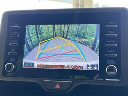 【バックカメラ】駐車時に後方がリアルタイム映像で確認できます。大型商業施設や立体駐車場での駐車時や、夜間のバック時に大活躍！運転スキルに関わらず、今や必須となった装備のひとつです！