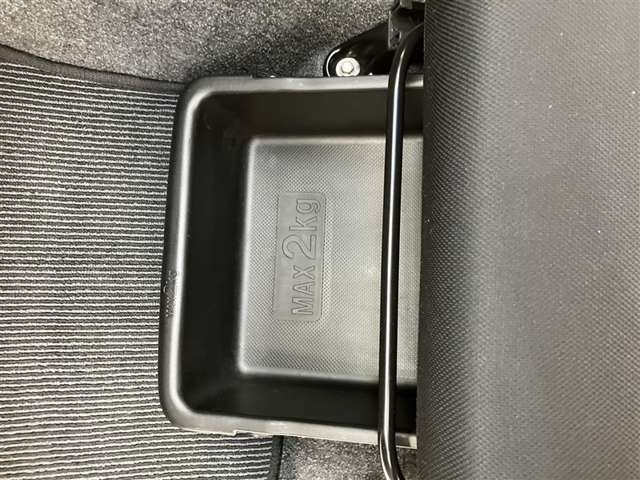 【シートアンダートレイ】助手席シートの下部に靴が一足入るほどの大きなトレイが付いています♪