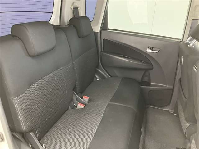 【後部座席】乗り心地良好です♪もちろんクリーニング済みですので清潔感があり気持ち良く乗っていただけます。