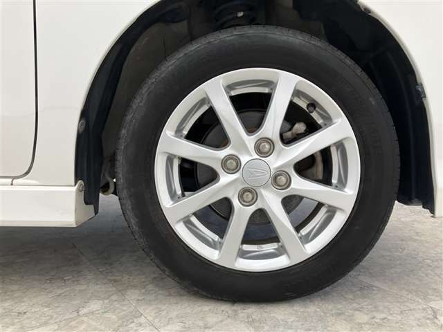 【純正アルミホイール】純正ならではの車とマッチしたデザイン！高級感やスポーティーさを際立たせます。サイズもピッタリで、丈夫なので走行性能を十分引き出せます。