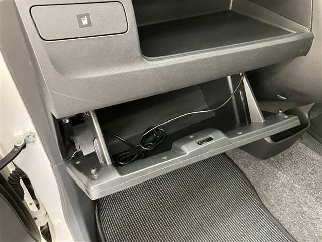 【まるまるクリーニング】内装工程では、中古車を気持ちよくお乗りいただけるよう清掃しております。シートの洗浄はもちろん、ニオイの元となるフロアカーペットまで洗浄・消臭を実施。