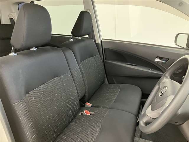 【ベンチシート】広々とした運転席＆助手席です。もちろんクリーニング済みですので清潔感があり気持ち良く乗っていただけます。