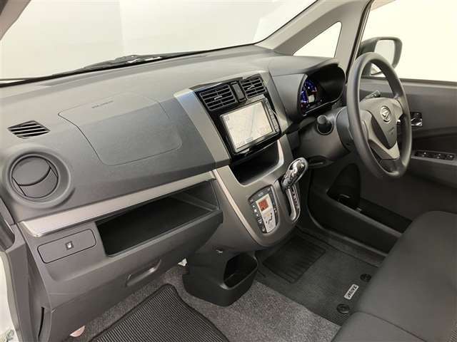 【まるまるクリーニング】内装工程では、中古車を気持ちよくお乗りいただけるよう清掃しております。シートの洗浄はもちろん、ニオイの元となるフロアカーペットまで洗浄・消臭を実施。