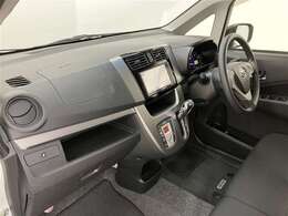 【まるまるクリーニング】内装工程では、中古車を気持ちよくお乗りいただけるよう清掃しております。シートの洗浄はもちろん、ニオイの元となるフロアカーペットまで洗浄・消臭を実施。