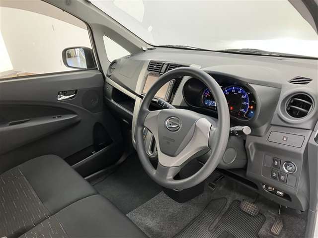 【運転席＆助手席】シートは黒を基調にしたスタイリッシュなデザインです。クリーニング済みですので清潔感があり気持ち良く乗っていただけます♪