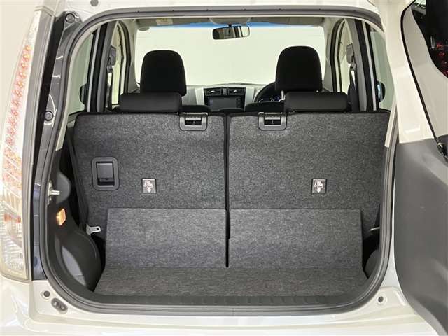 【トランクルーム】後部座席は可倒式です。荷室は趣味やお仕事に利用の幅は広がります♪