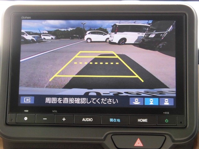 リバース時にはリアカメラにより後方の確認も可能です。「ノーマル・ワイド・トップダウンビュー」の3つから状況に合わせて切り替え可能です。