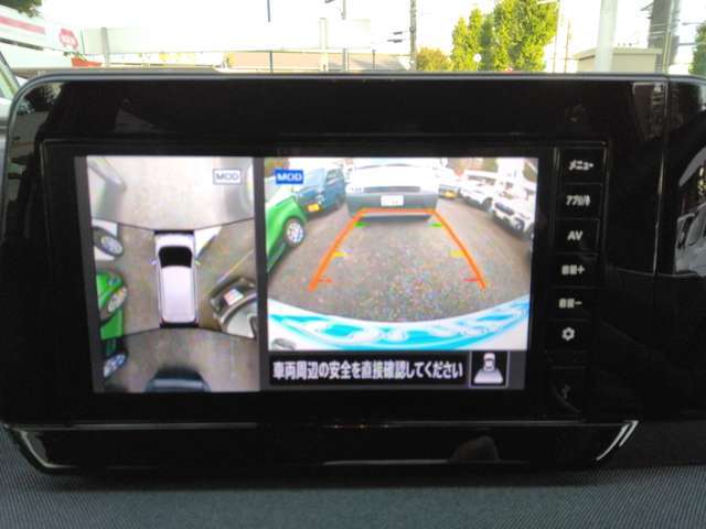 全方位モニターで視界の悪い場所の通行や駐車時のサポートしてくれます。