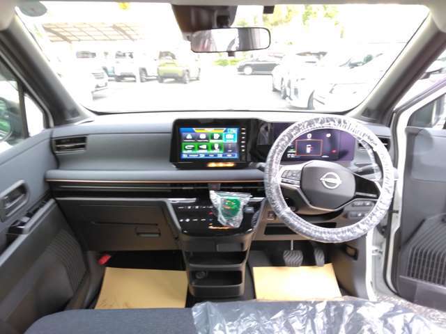 広い視界の運転席周り。当店ではカーナビやETCにバックカメラといった追加オプションも多数取り扱っておりますので合わせてご検討ください。