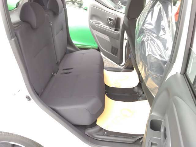後部座席も乗り降り楽々で座り心地も快適です。