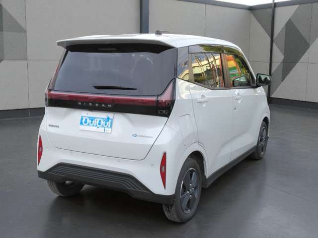 衝突被害軽減ブレーキやパーキングセンサーなど安全装備も充実しております。