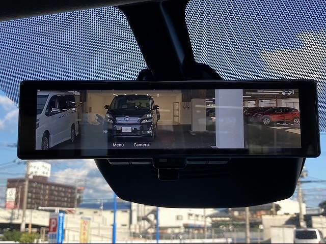 【スマート・ルームミラー】車両後方のカメラ映像をミラー面に映し出すので、車内の状況や、天候などに影響されずいつでもクリアな後方視界が得られます。
