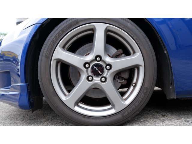 タイヤチェンジャー　バランサー完備　　タイヤ全メーカー低価格にてご提案致しております。　購入時や車検時にはお得なご提案好評です。ビシャモン　スップオンのリフト　20インチも楽々交換できます。