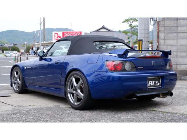 カーラッピングで、カラーチェンジも好評施工致しております。購入時であればフルラッピングor【全塗装】やパーツラッピングor（部分塗装）に至るまで価格もご相談に乗れます。当社ではラッピング（1年保証）