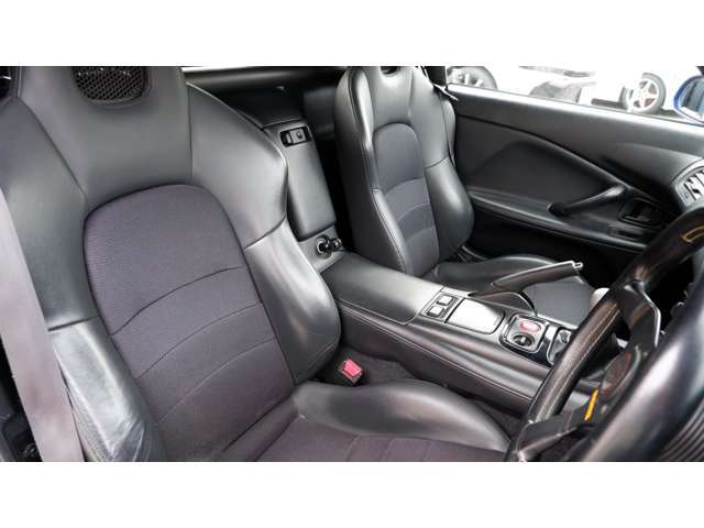 内装は、張替やシートカバーもマイスター店を数社頂いており安心して購入から取り付けに至るまでお任せ下さい。他社でご納得出来なかったお客さまも是非当店にまずはご相談ください。オーダーメイドも可能です！