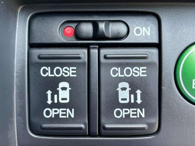 「両側パワースライドドア」　左右スライドドアは電動開閉が可能♪車内のスイッチやキーで操作ができます♪
